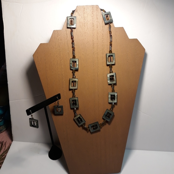 Genuine MoP Hand crafted necklace and earrings set - Picture 14 of 15